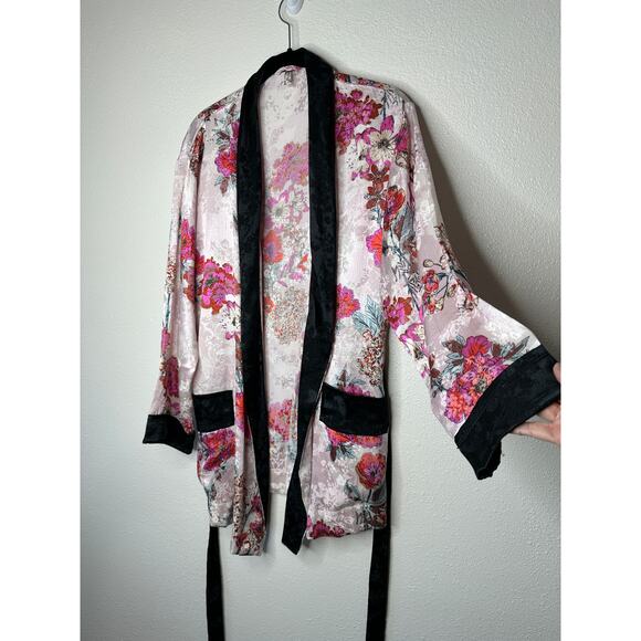 Free People Intimately Pale Pink Cream Multicolor Floral Kimono Bathrobe XS - Picture 5 of 15